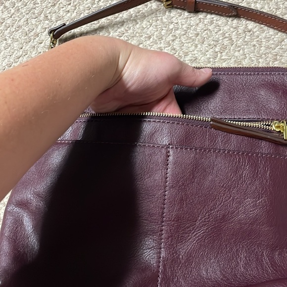 Fossil maroon color Fiona shoulder bag with multiple pockets - Picture 4 of 12
